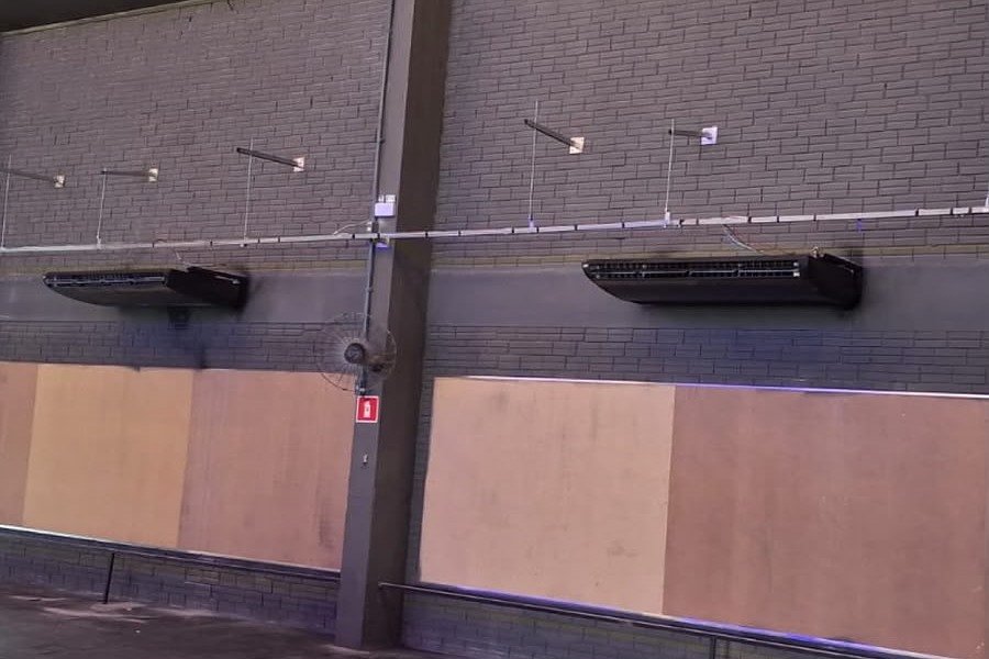 Dois equipamentos piso-teto pintados de preto instalados na parede de tijolo aparente