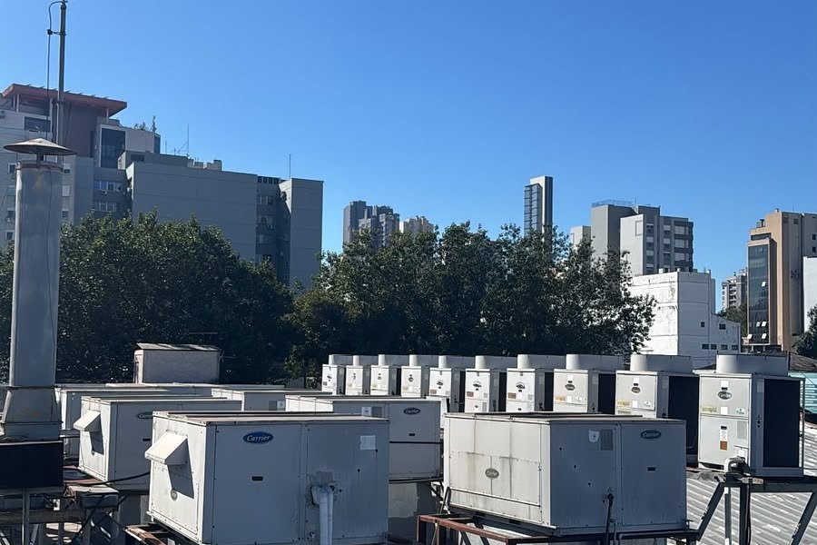 Parque de rooftops Carrier na cobertura com o skyline de Novo Hamburgo ao fundo
