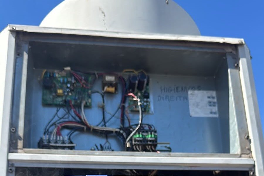 Painel de comando aberto durante a vistoria do equipamento