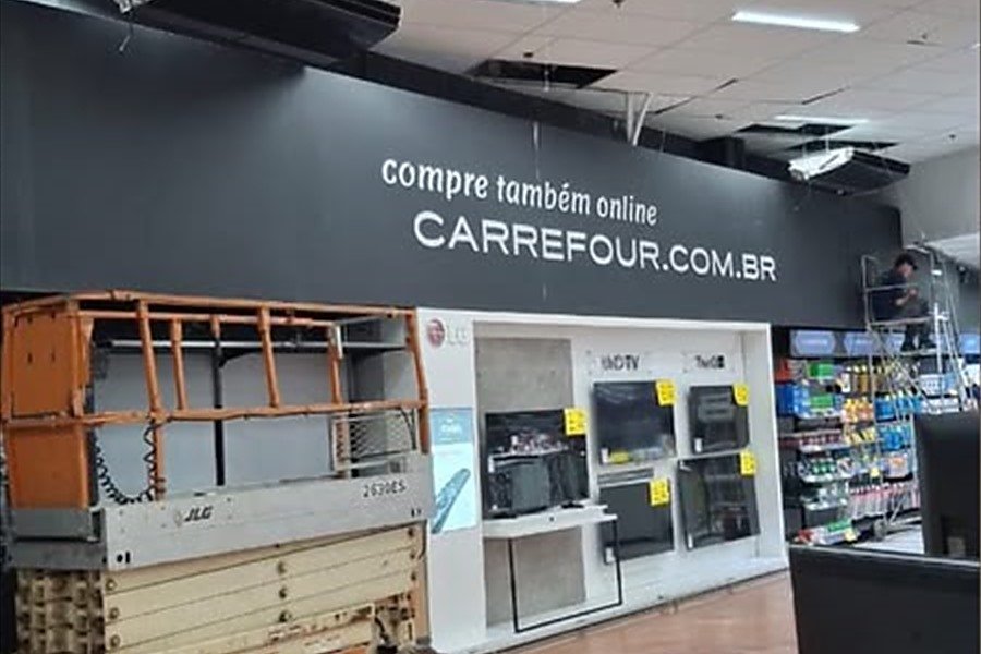 Plataforma tesoura montada na área de vendas do Carrefour Pelotas durante a instalação
