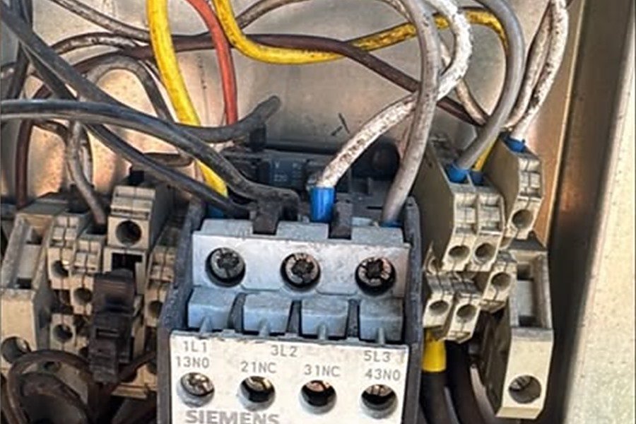 Contatores Siemens e fiação do painel de comando durante o retrofit