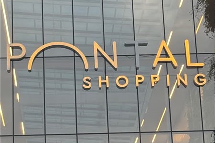 Letreiro do Pontal Shopping na fachada de vidro