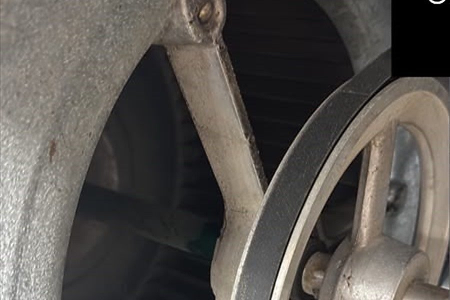 Polia e rotor do fancoil em detalhe durante a manutenção