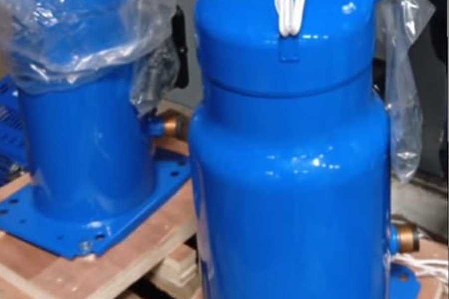 Compressores Danfoss novos, ainda embalados, sobre palete antes da instalação