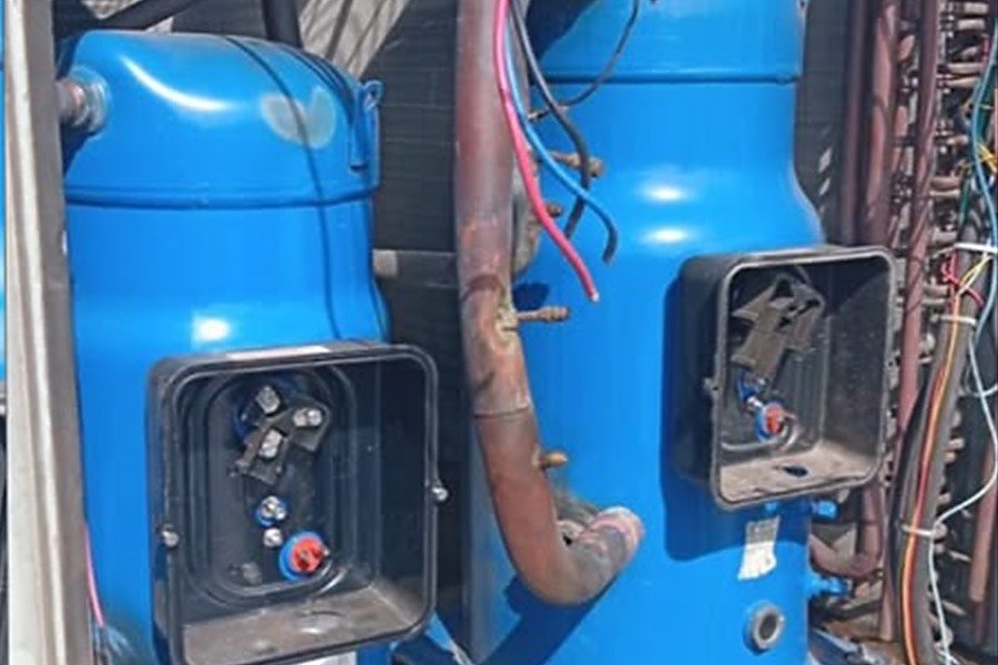 Dois compressores Danfoss já instalados, com as caixas de ligação abertas