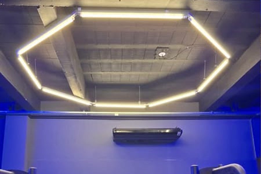 Equipamento piso-teto instalado no forro da sala de treino da academia